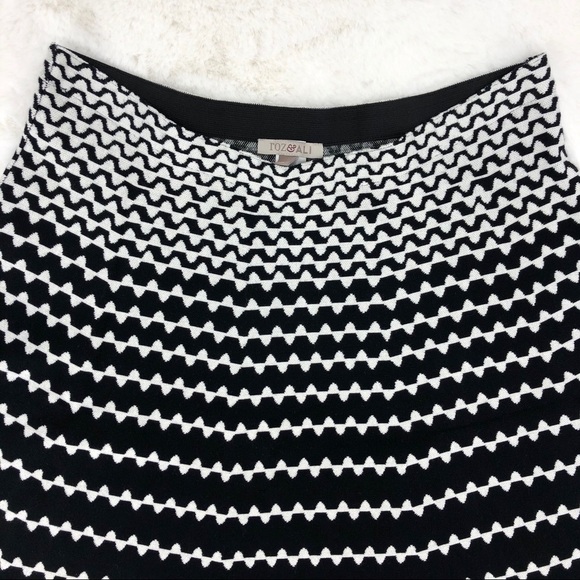 Roz & Ali Large Black White Knit Circle Skirt w/ Geometric Striped Pattern - Picture 4 of 9